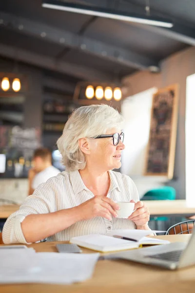 Gråhåriga Affärskvinna Med Kopp Kaffe Sitta Caféet Och Njuta Minut — Stockfoto