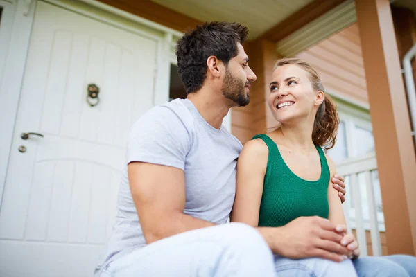 Jovem Feliz Olhando Para Marido Durante Conversa Terraço Sua Nova — Fotografia de Stock