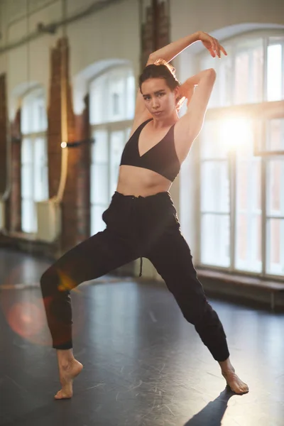 Aktif Genç Güzel Kadın Modern Stüdyoda Dans Kamera Bakıyor — Stok fotoğraf