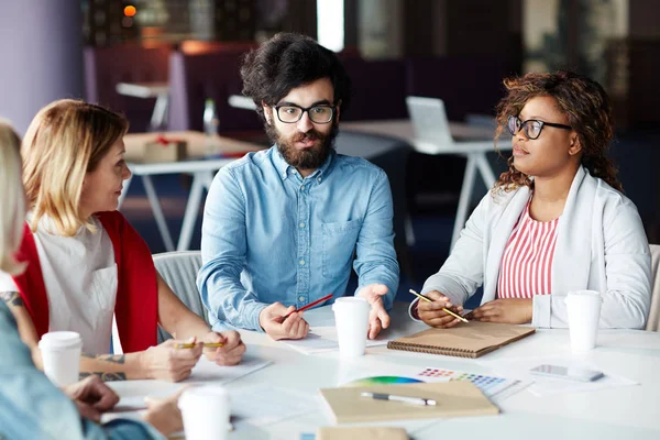 Imprenditrici Interculturali Che Ascoltano Spiegazioni Dei Giovani Imprenditori Alla Riunione — Foto Stock