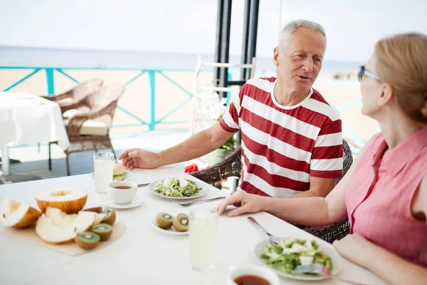 Leeftijd Paar Zitten Door Geserveerd Tafel Met Ontbijt Praten Summer — Stockfoto