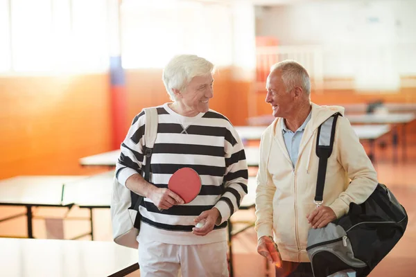 Aktywni Starsi Mężczyźni Bukmacherskie Rakiety Będzie Grać Ping Pong Hali — Zdjęcie stockowe