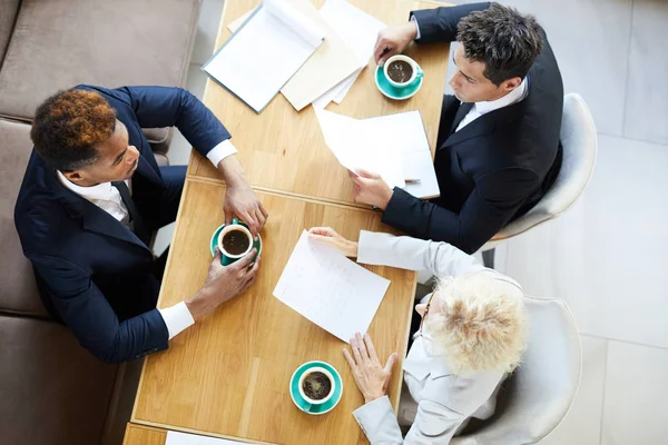 Vista Alto Ângulo Pessoas Negócios Sentadas Mesa Planejando Trabalho Enquanto — Fotografia de Stock