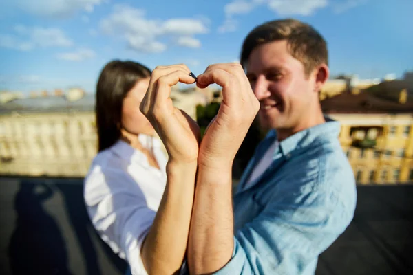 Zbliżenie Szczęśliwej Młodej Pary Łączącej Ręce Kształcie Serca Jako Symbol — Zdjęcie stockowe
