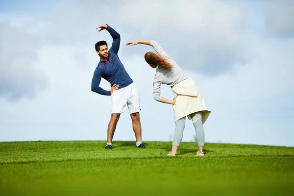 Genç Adam Kadın Ayakta Yeşil Çim Önünde Birbirlerine Egzersiz Sırasında — Stok fotoğraf
