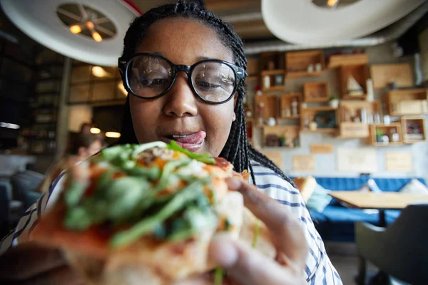 Jeune Femme Léchant Ses Lèvres Tout Regardant Tranche Pizza Appétissante — Photo