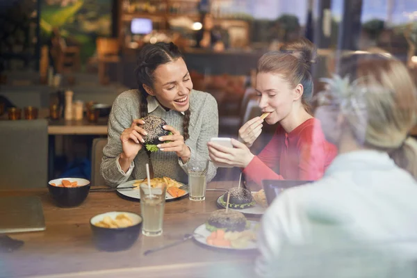 Chicas Lindas Haciendo Autofoto Divertida Para Almuerzo Mientras Pasa Tiempo — Foto de Stock