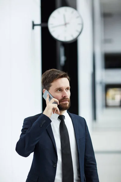 Empresario Barbudo Con Smartphone Consultando Cliente Mientras Está Pie Salón — Foto de Stock