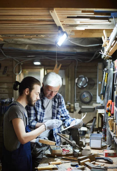 Senior Master Zijn Trainee Assistent Verwerking Houten Werkstukken Door Workbench — Stockfoto