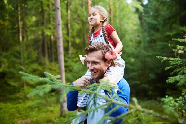快乐的小女孩 两个蘑菇坐在她爸爸的脖子 在他们的寒意在森林 — 图库照片