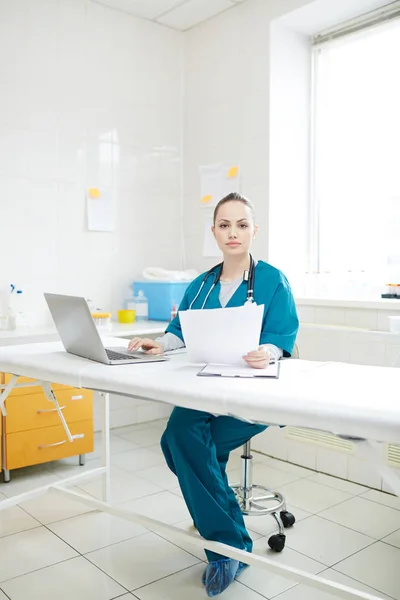 Joven Mujer Bonita Uniforme Médico Mirando Cámara Mientras Trabaja Con — Foto de Stock