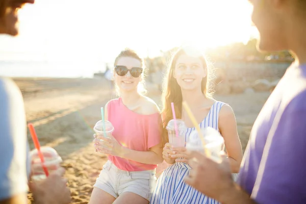 Duas Garotas Sorridentes Com Bebidas Conversando Com Seus Namorados Dia — Fotografia de Stock