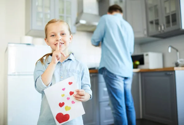 Menina Feliz Com Cartão Saudação Fazendo Shh Gesto Antes Parabenizar — Fotografia de Stock