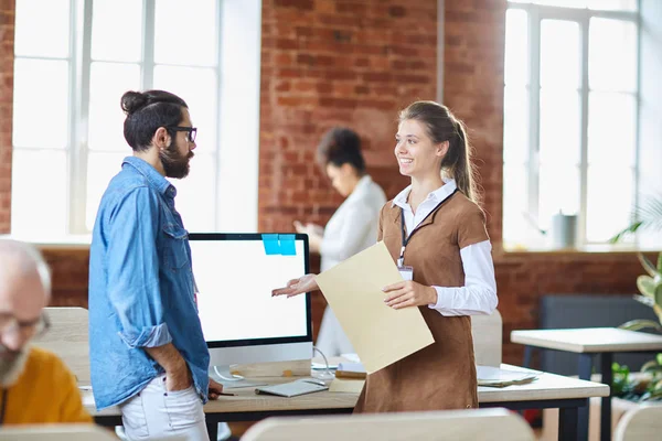 Junger Analyst Oder Broker Zeigt Auf Computerbildschirm Während Mit Kollegen — Stockfoto