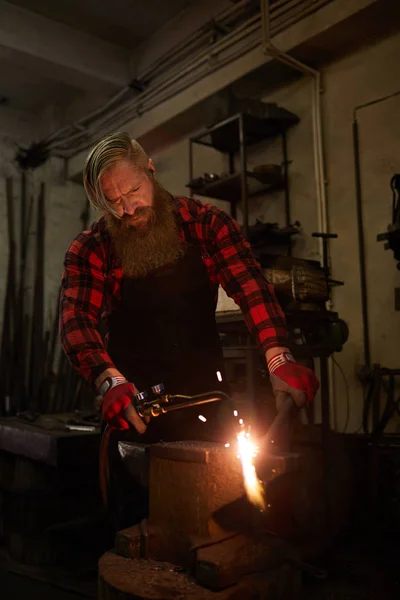 Forgeron Barbu Brutal Grave Dans Tablier Les Gants Concentrés Sur — Photo