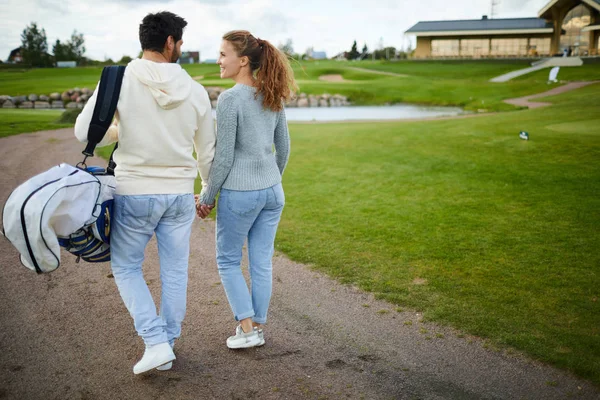 Joven Pareja Casual Sosteniendo Mano Mientras Discuten Juego Golf Camino —  Fotos de Stock