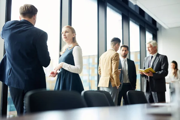 Geschäftsleute Tauschen Sich Nach Dem Vortrag Konferenzraum Aus Große Gruppe — Stockfoto