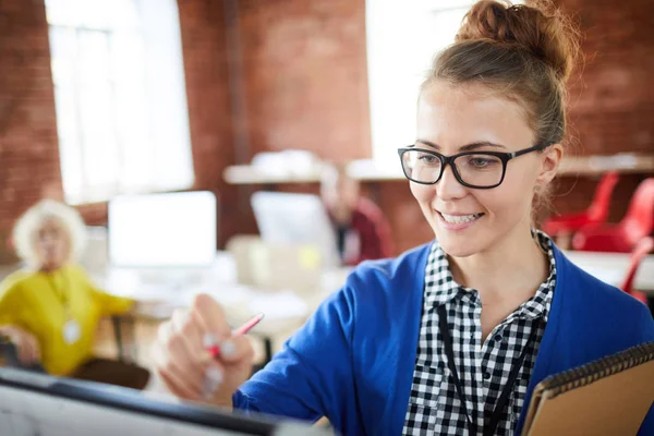 Gelukkige Jonge Zakenvrouw Staande Door Whiteboard Tijdens Het Maken Van — Stockfoto