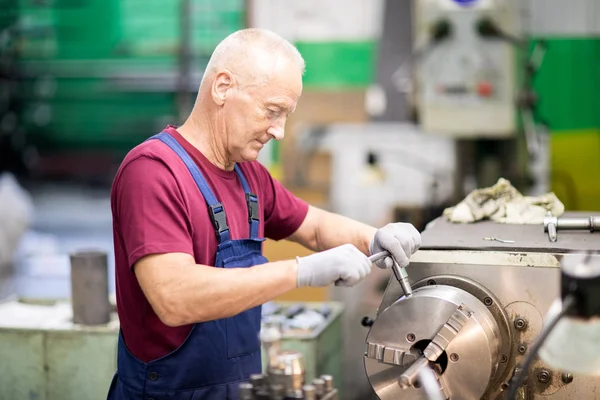 Trabalhador Sênior Cabelos Grisalhos Uniforme Luvas Girando Parte Círculo Máquina — Fotografia de Stock