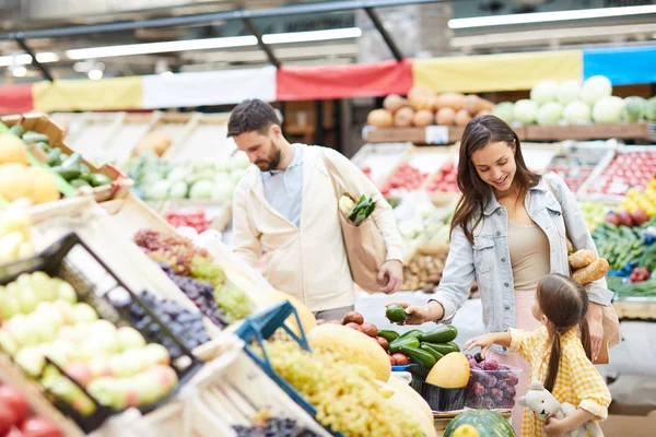 Fröhlich Schöne Junge Familie Legerer Kleidung Spaziert Über Den Bauernmarkt — Stockfoto