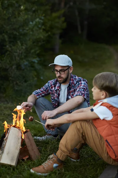 Two Contemporary Backpackers Sitting Campfire Frying Sausages Forest — Stock Photo, Image