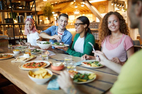 Felices Jóvenes Interculturales Sentados Junto Mesa Servida Con Comida Sana — Foto de Stock