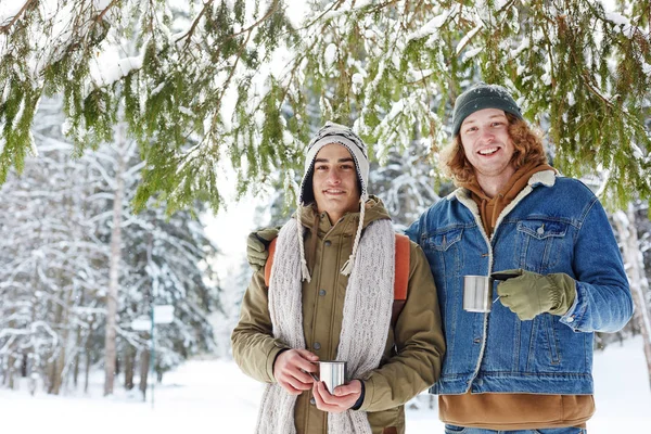 Μέση Επάνω Πορτρέτο Των Δύο Νεαρών Ανδρών Χειμερινό Θέρετρο Θέτοντας — Φωτογραφία Αρχείου