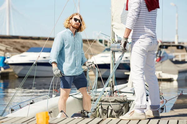 Joven Guapo Serio Gafas Sol Fijando Cuerda Barco Vela Consultando — Foto de Stock