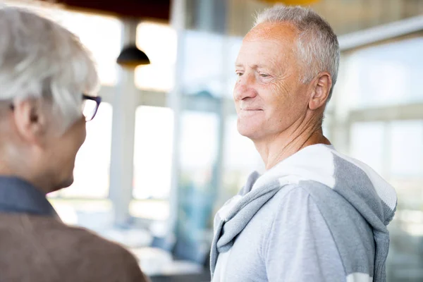 Porträtt Modern Senior Man Tittar Hans Fru Med Kärlek Och — Stockfoto