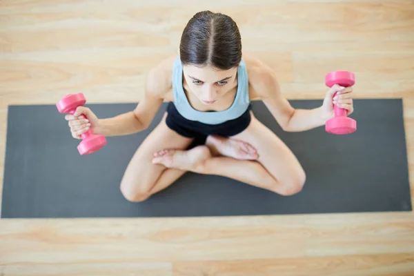 Acima Vista Menina Ativa Fazendo Exercício Com Halteres Enquanto Sentado — Fotografia de Stock