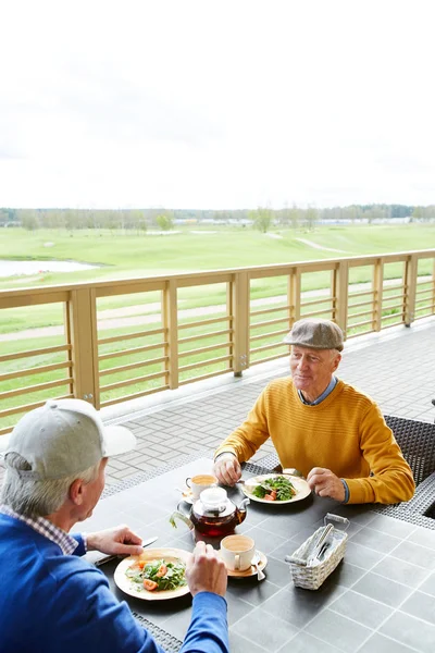 Twee Volwassen Buddies Zittend Tafel Outdoor Cafe Met Lunch Het — Stockfoto