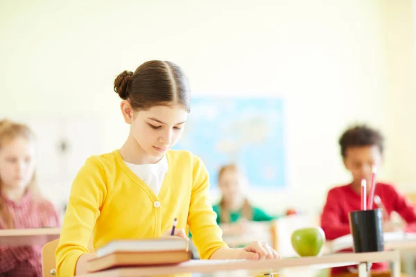 Allvarliga Koncentrerade Elementära Studenter Passerar Examen Klassrummet Tankeväckande Flicka Ljusa — Stockfoto