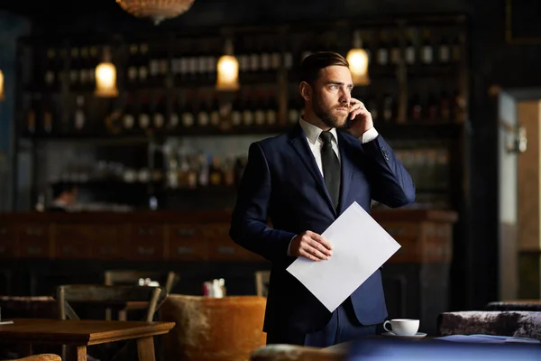 Empresario Masculino Guapo Confiado Serio Traje Formal Parado Mesa Sosteniendo —  Fotos de Stock