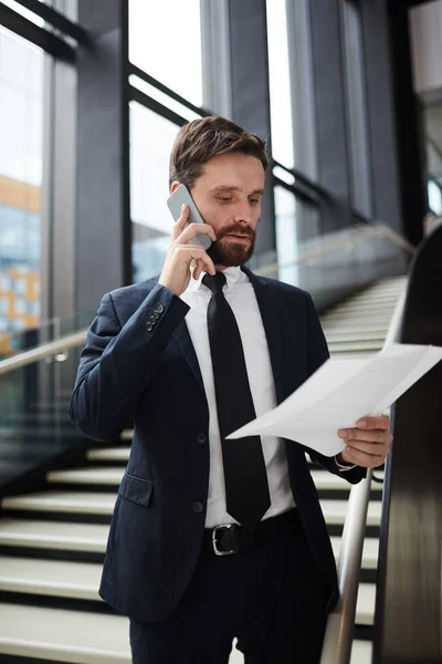 Ung Upptagen Agent Formalwear Läsa Papper Och Samråd Klient Smartphone — Stockfoto