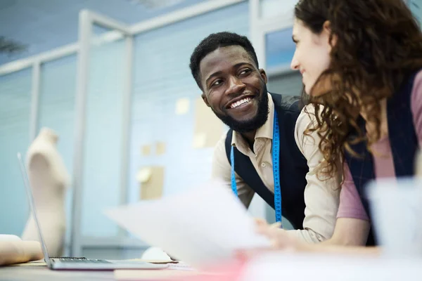 Positiv Aufgeregte Junge Multiethnische Schneiderinnen Die Sich Auf Den Tisch — Stockfoto