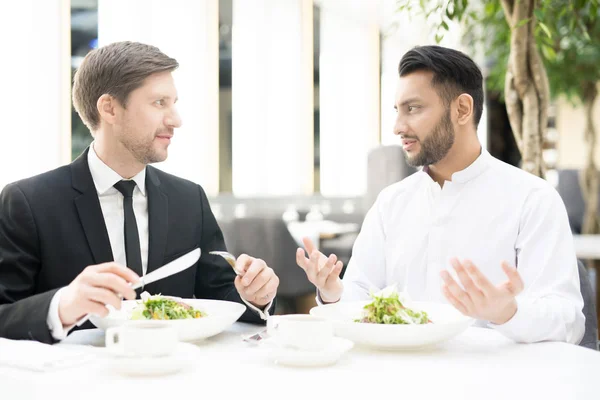 Dois Jovens Empresários Interculturais Sentados Mesa Durante Almoço Negócios Comunicação — Fotografia de Stock