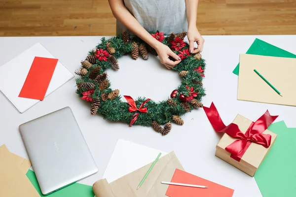 Production Décors Nouvel Gros Plan Une Femme Méconnaissable Debout Table — Photo