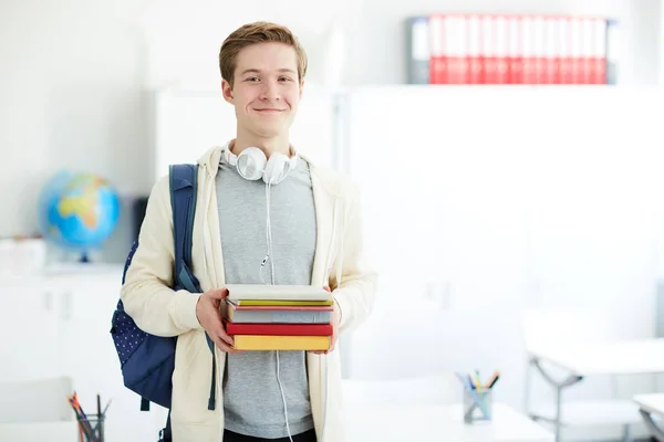 Glücklicher Junger Leser Freizeitkleidung Mit Mehreren Büchern Die Der Bibliothek — Stockfoto