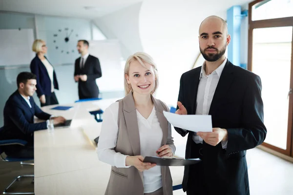 Jeunes Courtiers Prospères Avec Des Documents Devant Caméra Dans Salle — Photo