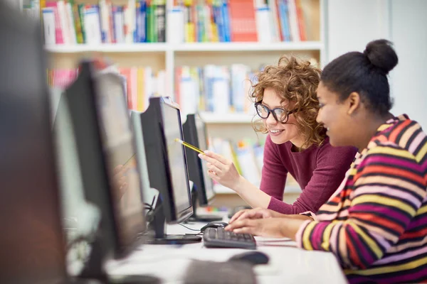 Dwóch Studentów Wskazując Monitorze Dyskusji Temat Prezentacji Komputerze Razem Podczas — Zdjęcie stockowe