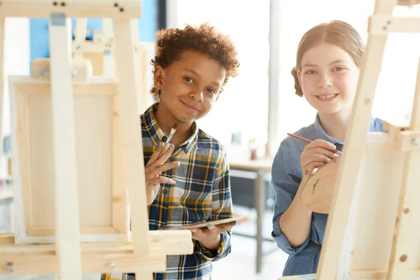 Twee Schattige Interculturele Scholieren Met Paletten Penselen Die Uit Het — Stockfoto