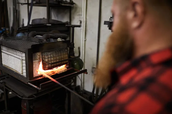 Ferreiro Moderno Pelo Forno Chamas Mantendo Extremidade Pau Ferro Quente — Fotografia de Stock