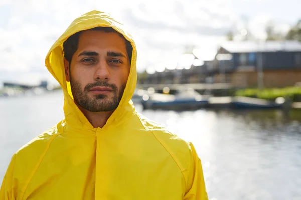 Retrato Joven Barbudo Serio Guapo Con Capucha Abrigo Impermeable Muelle —  Fotos de Stock