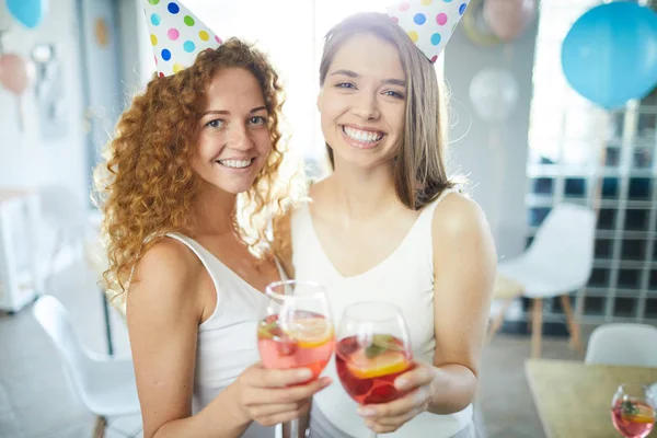 あなたを見て 誕生日パーティーに自家製のカクテルで乾杯歯ごたえの笑顔を持つ2人の幸せな女性 — ストック写真
