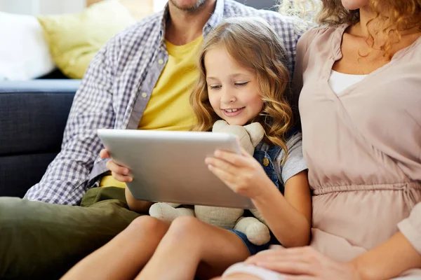 Schattig Gelukkig Kind Kijken Nieuwsgierig Video Touchpad Met Haar Ouders — Stockfoto