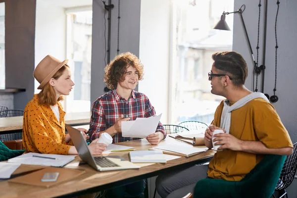 Confident Employees Gathered Working Meeting Cafe Discuss Papers — Stock Photo, Image