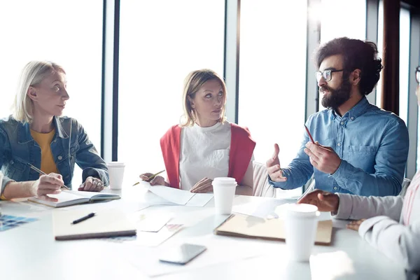 Jonge Zelfverzekerde Zakenman Legt Een Groep Collega Tijdens Startvergadering Uit — Stockfoto