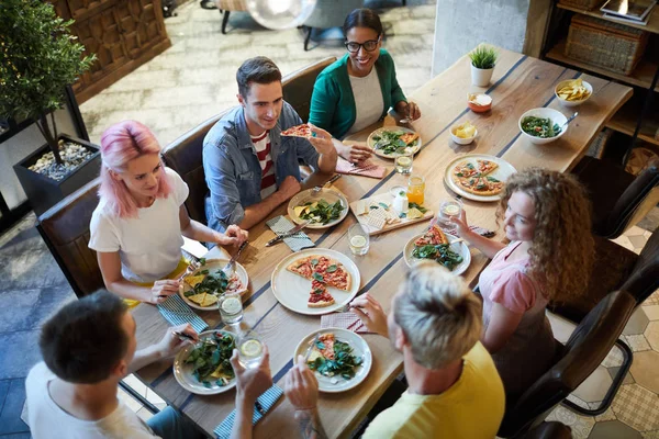 Plusieurs Jeunes Hommes Femmes Amicaux Réunis Table Servis Avec Nourriture — Photo