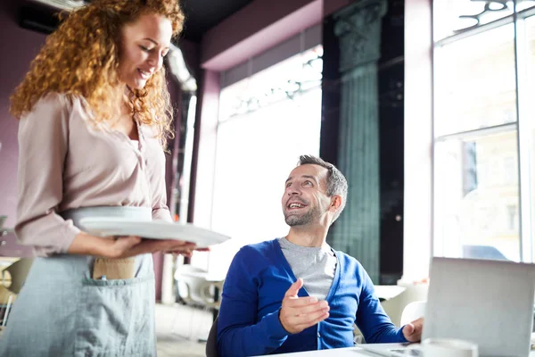 Happy Networking Affärsman Tittar Servitris Föra Honom Hans Beställning Plattan — Stockfoto