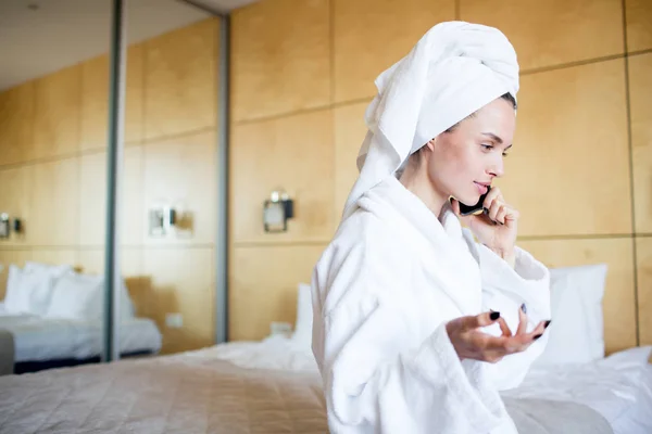 Unga Kvinnliga Pratar Med Smartphone Medan Spendera Semester Spa Resort — Stockfoto